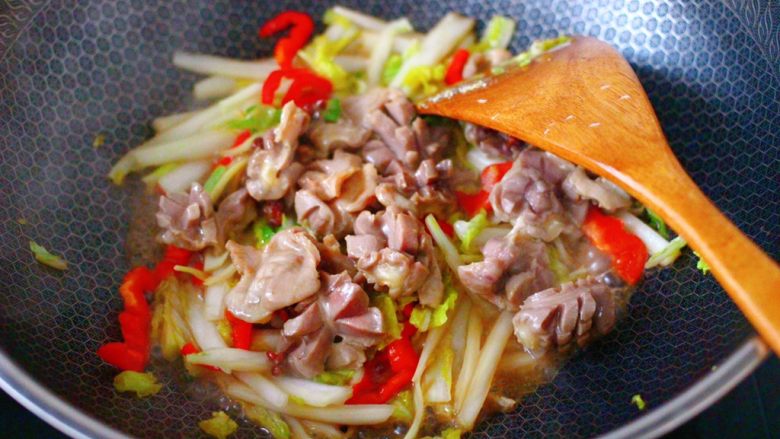 鸡胗爆炒大白菜,大火继续翻炒片刻后,加入煸炒过的鸡胗。