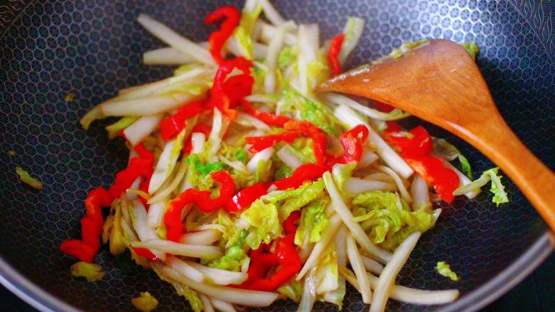 鸡胗爆炒大白菜,大火继续翻炒均匀后,加入红椒。