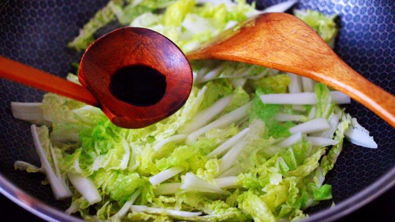 鸡胗爆炒大白菜,大火快速翻炒后,加入剩下的5克生抽调味调色。