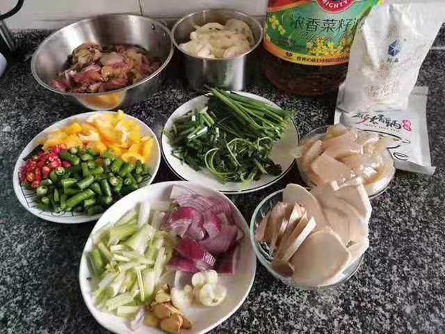 好吃到爆的麻辣香锅,鸡肉腌制的时候准备配菜,配菜可根据自己喜好切大小