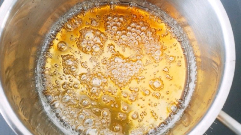 芝士焦糖布丁,把砂糖和冷水放到一个厚点的不锈钢小锅中,小火进行熬制,一定不要搅拌,同时把需要的热水准备好,等糖液变成深琥珀色,关火,把热水缓缓的倒入,并一边搅拌。