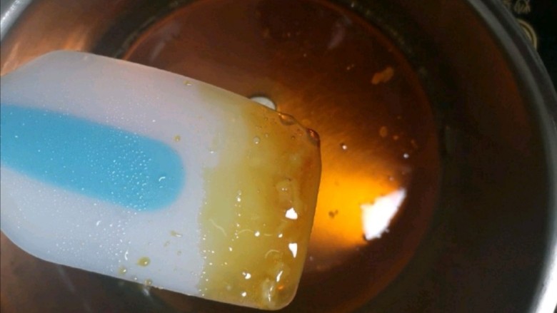 芝士焦糖布丁,这就是熬好的焦糖液,我喜欢微苦一点的味道,大概这个颜色就可以