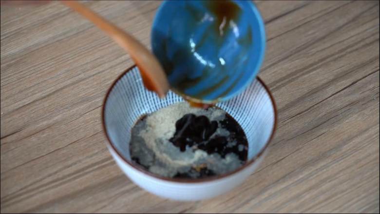 赶快试一下,真的很好吃哦,碗中加糖、胡椒粉、生抽、蚝油,清水拌匀。