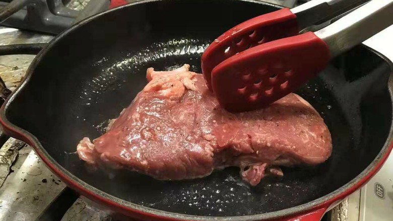 迷迭香黑胡椒牛排,等锅烧热,锅内放少许橄榄油,油热后,放入牛排煎5分钟,每面煎两分半钟