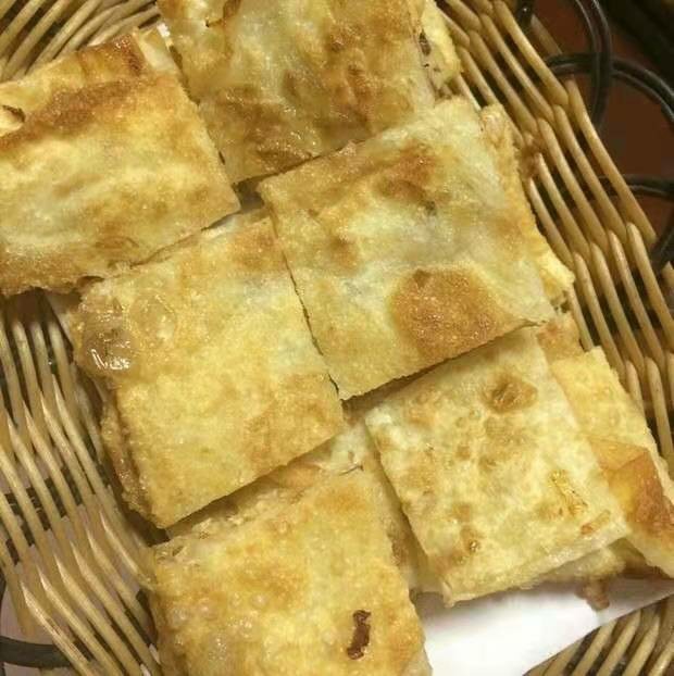 香蕉飞饼卷,切小块,趁热食用