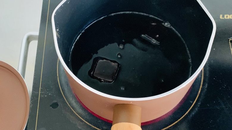 脏脏珍珠奶茶,锅中再次倒入60克的水、40克的黑糖,中小火融化。这里注意,不要用太大的火,防止水分蒸发,糖结晶。