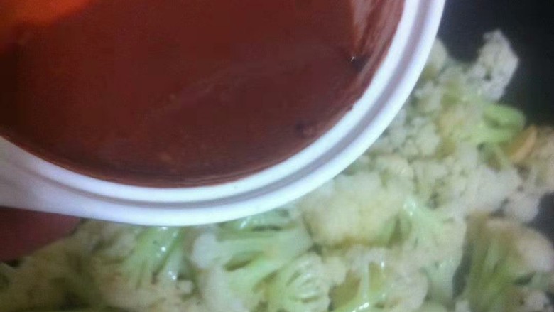 腐乳菜花,待料酒挥发差不多了,倒入搅拌好的腐乳汁翻炒,转小火加盖焖1,2分钟使其入味
