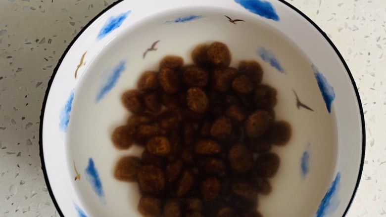 脏脏珍珠奶茶,煮好的珍珠放入凉水中过凉,这样的珍珠更Q弹。