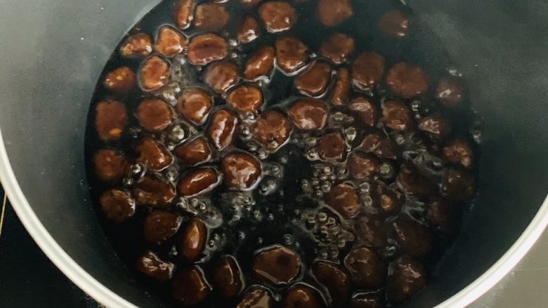 脏脏珍珠奶茶,珍珠倒入后,要不停的翻拌让珍珠均匀吸收糖浆关火