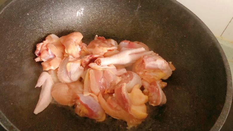 烧鸡块,将鸡块倒入锅中(尽量把鸡块里的水控干一点,避免倒入锅中的时候被油溅到)