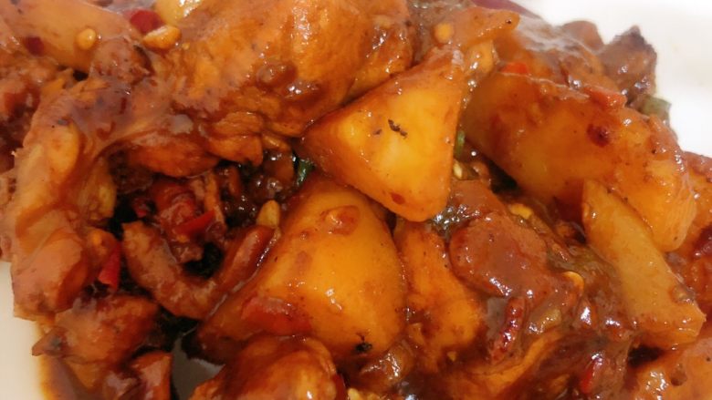 烧鸡块,捞出装盘,既可以吃啦,肉质鲜嫩,一点也不柴哦,和碗米饭是百分百的绝配