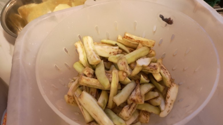 红烧茄条,大约十分钟之后,用清水把茄子洗干净。