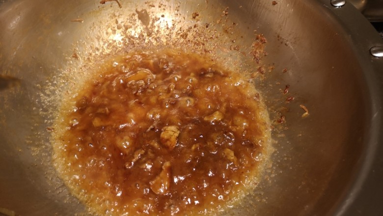 红烧茄条,加入生抽,少许盐,鸡精,再加入淀粉水。