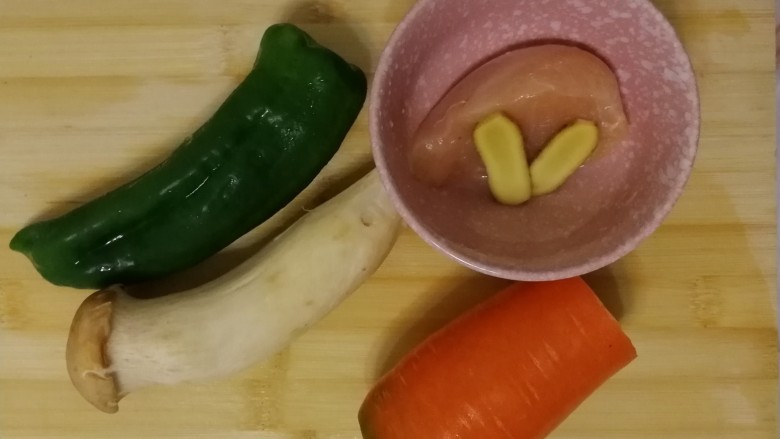 胡萝卜拌鸡丝,准备好所有食材,洗净备用