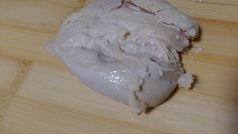 胡萝卜拌鸡丝,稍凉后捞出鸡胸肉,用刀背拍松