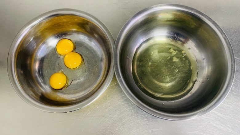 粘米糕,将蛋清与蛋黄分离,分别放入干净的盆中。