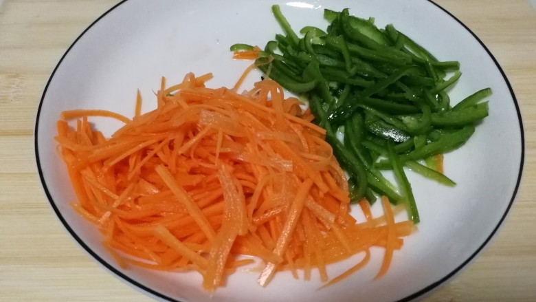 胡萝卜拌鸡丝,装盘,撒上些许盐拌匀,静置小会儿