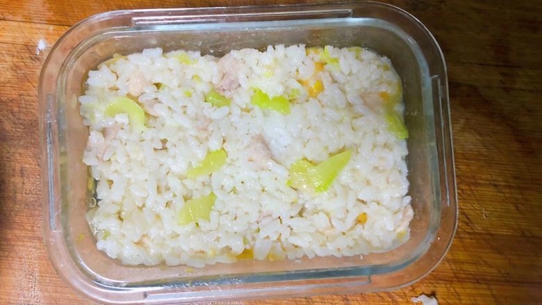 西兰花玉米鸡肉糕,再铺上米饭,这里我用的是之前蒸好宝宝没吃完的,如果大家没有时间蒸米饭不加也可以