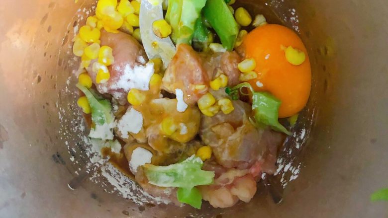 西兰花玉米鸡肉糕,把鸡肉,(蛋清蛋黄分离取蛋黄)(西兰花花球和根分开取根)玉米,少量玉米淀粉,2滴宝宝酱油一起搅拌成泥