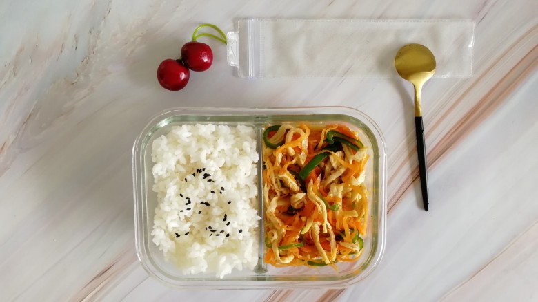 胡萝卜拌鸡丝,装到便当盒,加上米饭。有菜有肉还不油,减肥是不是可以这样子愉悦点(此处应有捂脸表情)