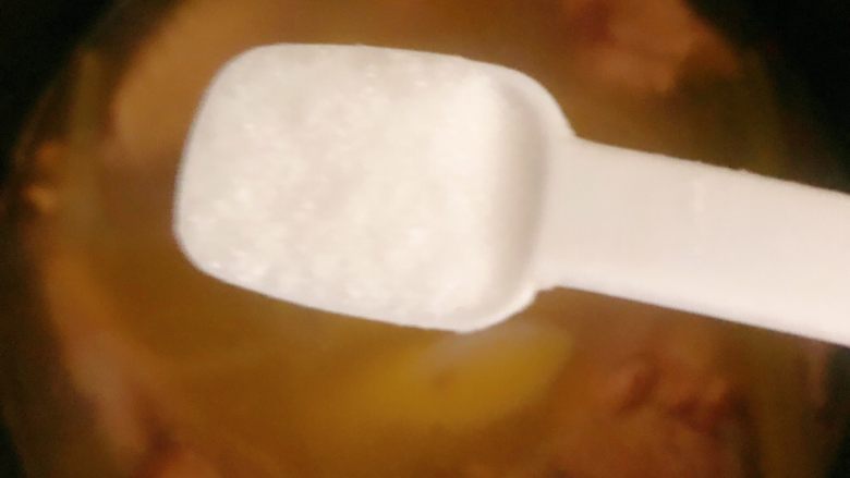 山药鸡汤,时间到了之后打开锅,放入一小勺的盐提味,然后继续煮5-8分钟