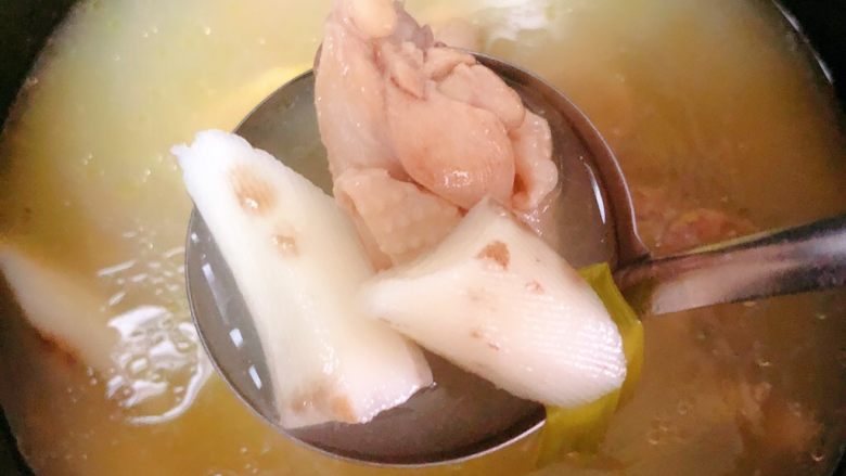 山药鸡汤,炖出来的汤汁鲜美,山药口感软糯,香甜可口