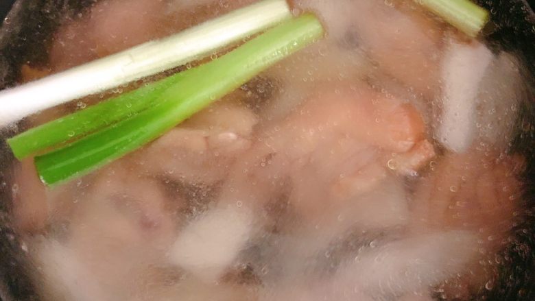 山药鸡汤,加入适量的开水,记得水要一次性加够