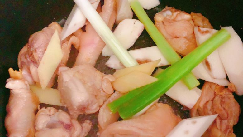 山药鸡汤,再将炒好的鸡肉放入慢炖锅中,同时放入山药块,姜片葱段一起炖煮(不喜欢香葱味道的可以不放)