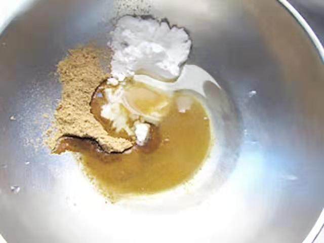孜然羊肉串,把剩余的5克料加入食用油和少许的水淀粉放入碗里调成料汁,也可以直接放干淀粉,再加入一点点的水