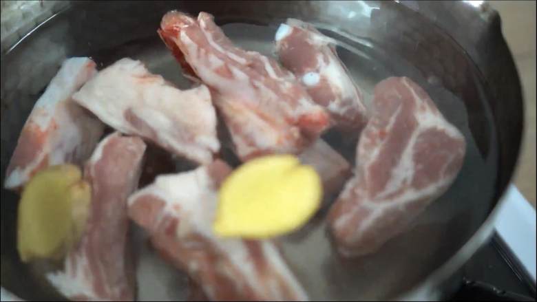 木瓜不仅做成甜品好吃,炖汤也是很美味的哟,排骨入冷水锅,加姜片和大火烧开后捞出沥干备用。