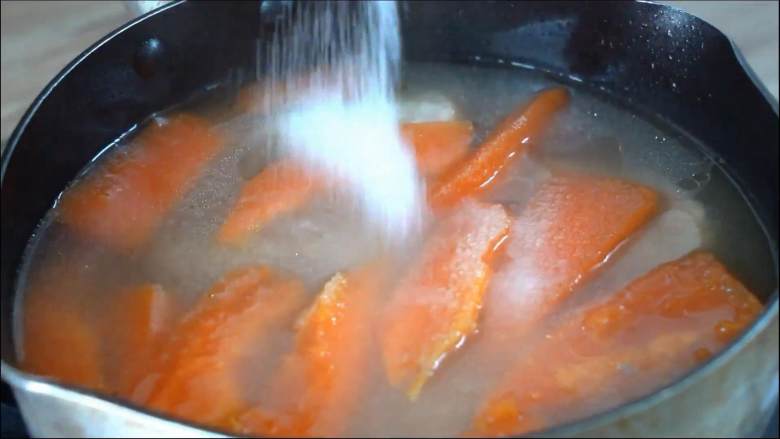 木瓜不仅做成甜品好吃,炖汤也是很美味的哟,出锅前加盐调味即可。