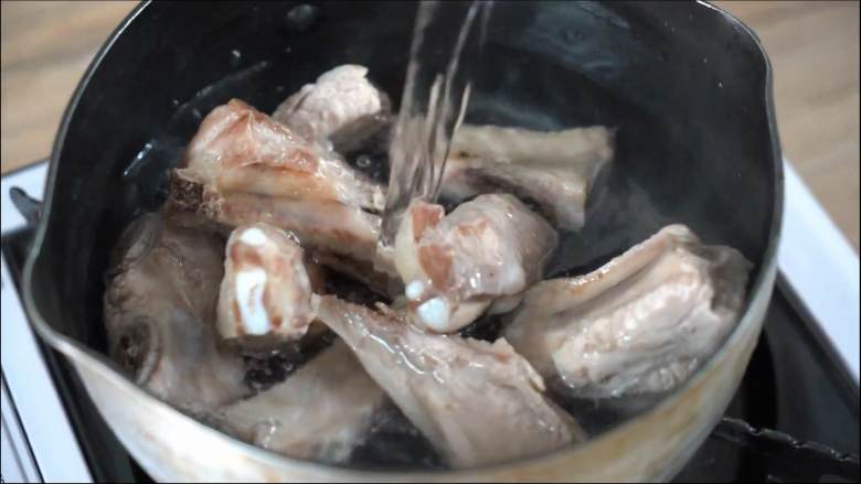 木瓜不仅做成甜品好吃,炖汤也是很美味的哟,排骨放入锅中加满清水烧开,小火炖1个小时。