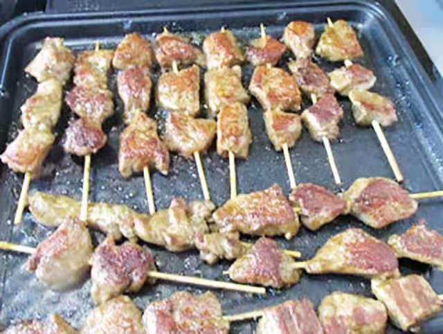 孜然羊肉串,电饼铛预热后选中火,放在烤肉档,薄薄的刷一层油,放入羊肉串盖上电饼铛