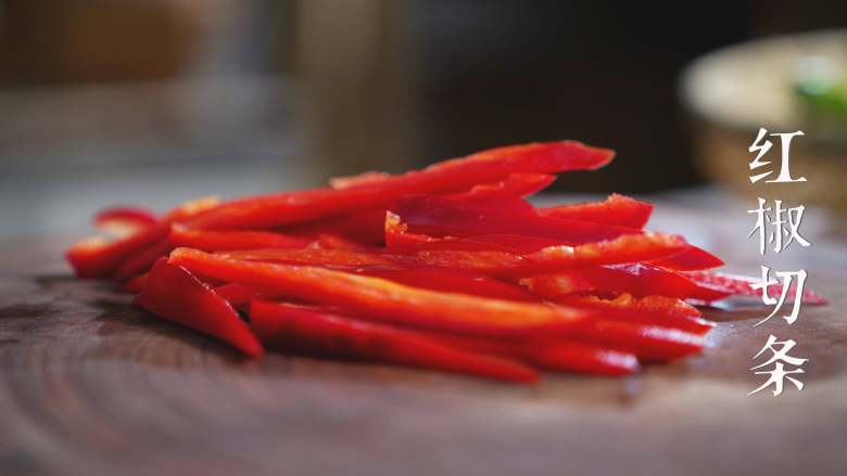 小炒牛肉,<a style='color:red;display:inline-block;' href='/shicai/ 973'>牛里脊</a>切条，青红椒切条，<a style='color:red;display:inline-block;' href='/shicai/ 37'>姜</a>蒜切末待用。