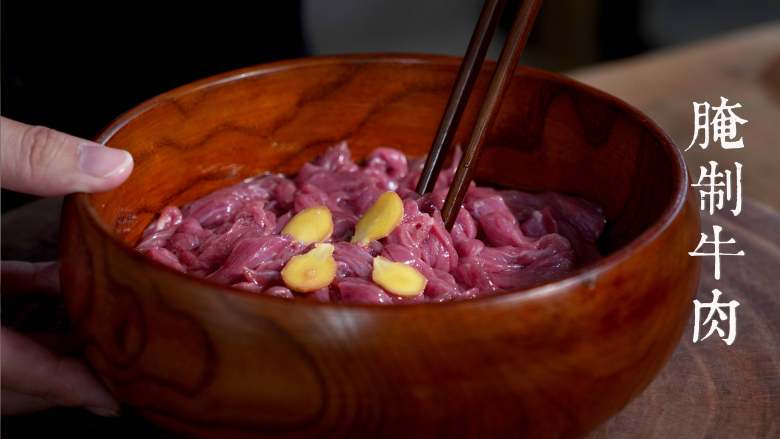 小炒牛肉,加入<a style='color:red;display:inline-block;' href='/shicai/ 718'>料酒</a>、姜片、蛋清,腌制牛肉30分钟。