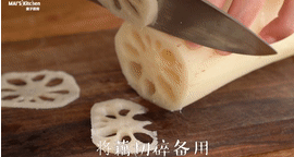 鲜香可口的【香煎藕饼】好吃极了,将<a style='color:red;display:inline-block;' href='/shicai/ 30'>莲藕</a>切碎,待用