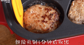 鲜香可口的【香煎藕饼】好吃极了,继续煎烤4分钟，取出即可享用。