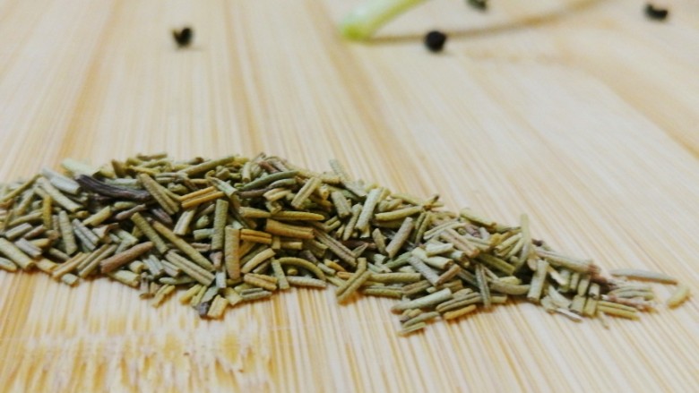 迷迭香黑胡椒牛排,这是干的迷迭香特写,新鲜的还是很漂亮的,可惜没买到,麦德龙有卖大概10元50克