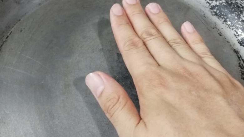 迷迭香黑胡椒牛排,取一平底锅房子电磁炉上加热至手放上去感觉很烫,大概180度,这里一定要先把锅子加热,好处有二,1这样肉放进去不会粘锅,2肉与热表面迅速收缩,锁住肉里的水分,吃着才会嫩