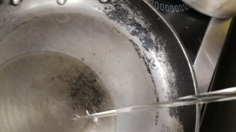 迷迭香黑胡椒牛排,锅烧热了,倒油,炒菜也要遵循热锅凉油的规则
