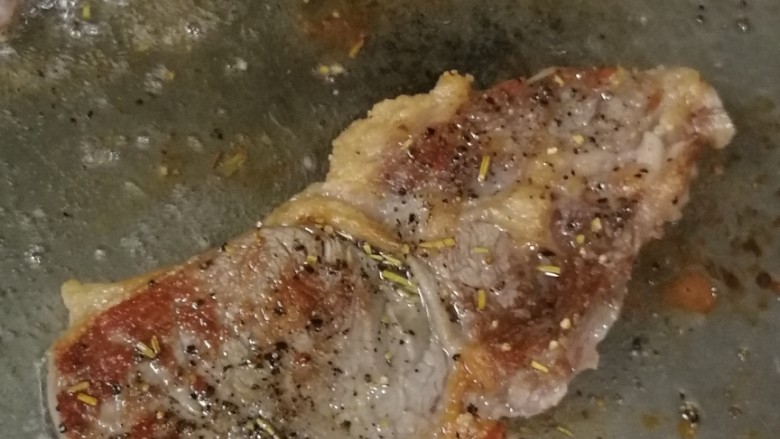 迷迭香黑胡椒牛排,翻面看一下,有这种四周焦点的感觉才是正常的样子,并没有糊哦