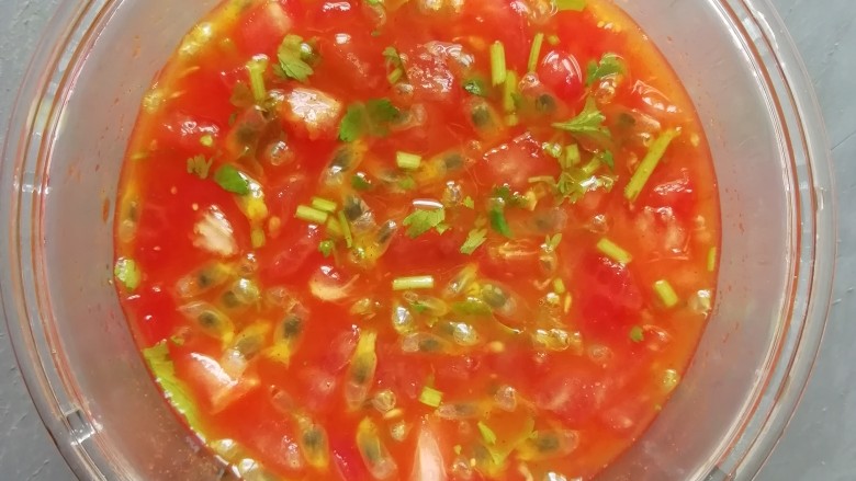 西红柿百香果凉拌虾,<a style='color:red;display:inline-block;' href='/shicai/ 131'>香菜</a>碎少许,搅拌均匀。
