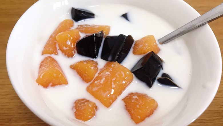 芋圆,加入牛奶,以及自己喜欢的材料。