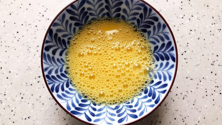 香蕉飞饼卷,<a style='color:red;display:inline-block;' href='/shicai/ 9'>鸡蛋</a>打散,备用