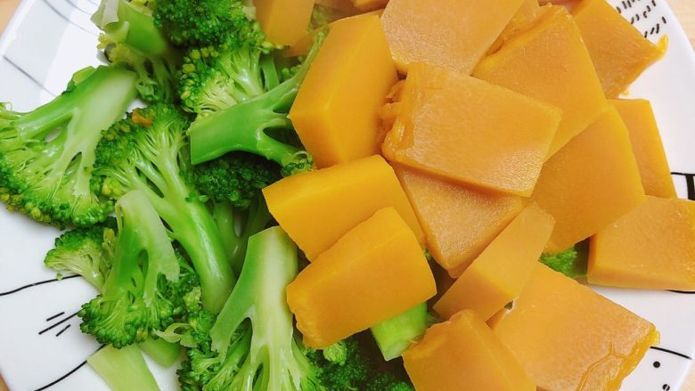 西兰花玉米鸡肉糕(芝士焗烤版),西兰花南瓜放凉待用。