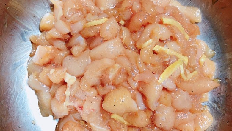 西兰花玉米鸡肉糕(芝士焗烤版),将鸡胸肉腌制5分钟。