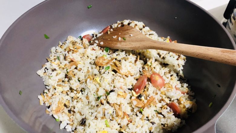 萝卜干炒饭,步骤5炒至鸡蛋干后,将米饭倒入锅中,调小火,慢慢翻炒,加少许<a style='color:red;display:inline-block;' href='/shicai/ 720'>胡椒粉</a>,可根据自己口味加少许盐或酱油