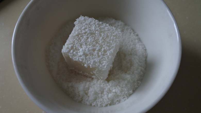 椰汁小方, 裹上一层椰蓉,码盘里即可