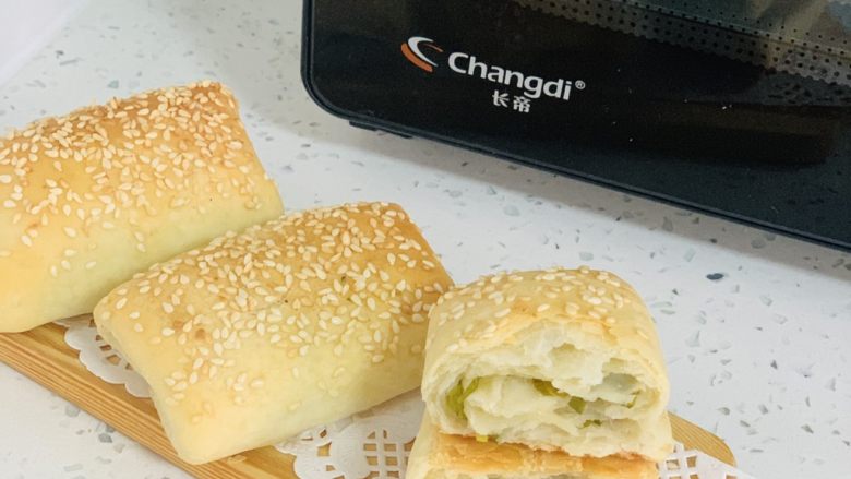 咸味香葱芝麻小酥饼,轻轻一掰 ,完全酥脆,外焦里嫩,葱香四溢,超级美味。