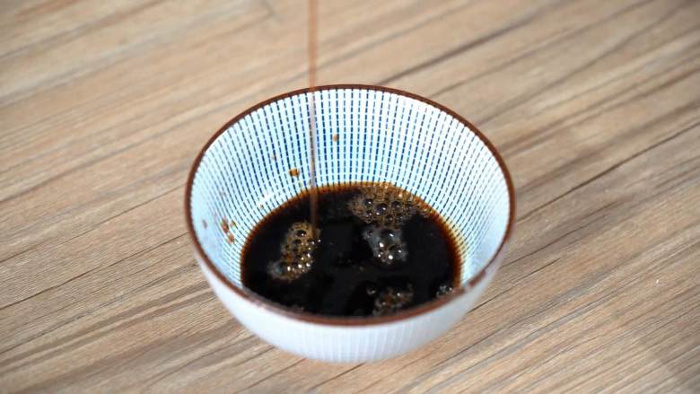 茄子这么做不会很油,还很好吃,碗中加入盐、糖、生抽拌匀备用。